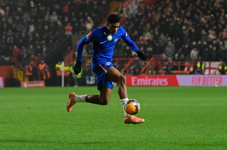 华体会登录入口-英媒：阿昌庞想在蓝军寻求更多出场机会很难，租借或许是最佳选择