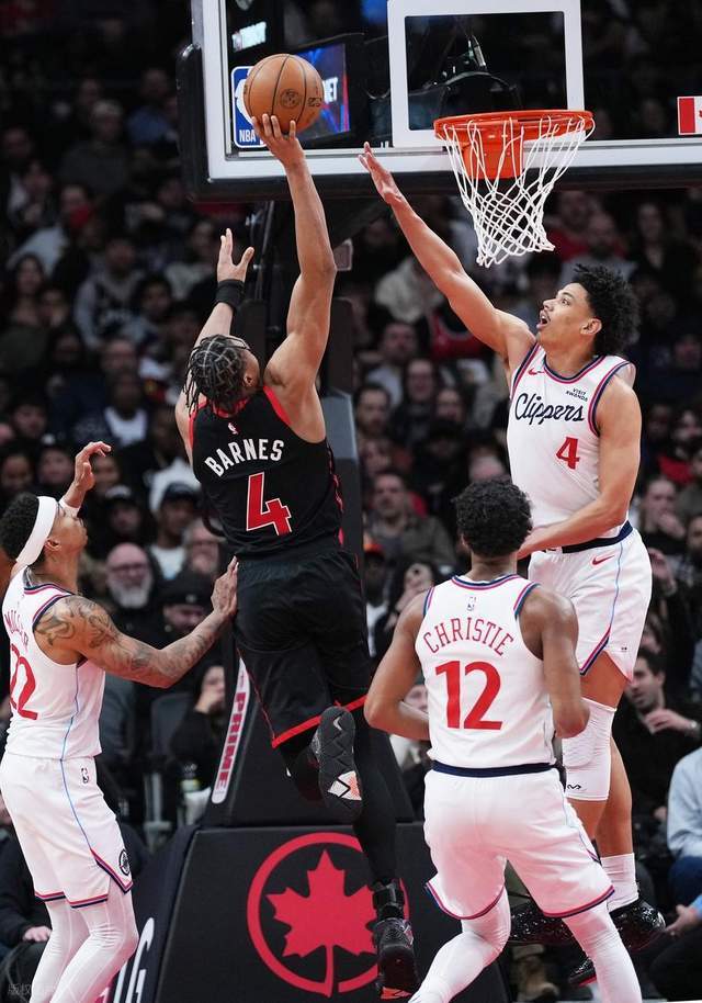 华体会登录入口-爆大冷！单核哈登掀翻东部第四！快船冲上第十，两大奇兵轰35分